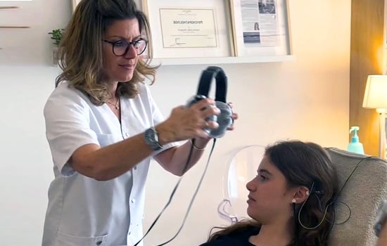 Profissional preparando uma cliente para uma sessão de neurofeedback
