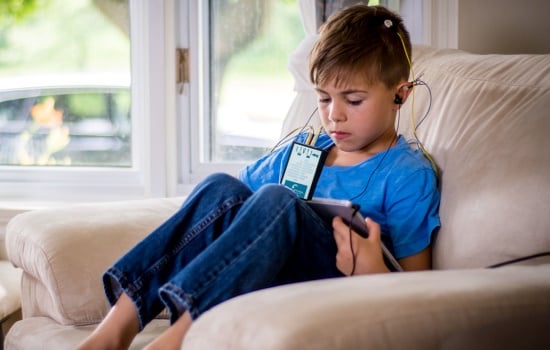 Criança usando o sistema NeurOptimal em casa